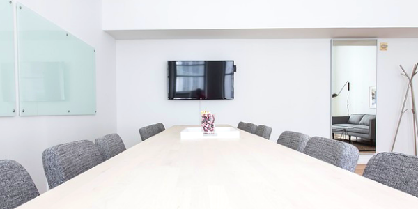 Saiba como usar espelhos decorativos no seu local de trabalho